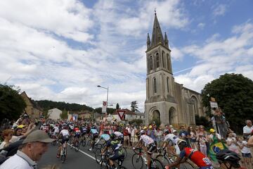 Vista del pelot車n a su paso por la iglesia cat車lica Saint Pierre