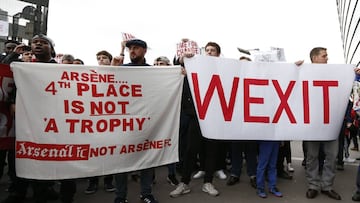 Cientos de aficionados piden la marcha de Wenger del Arsenal