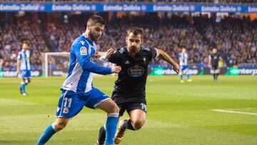Jonny intenta taponar un centro de Carles Gil durante el derbi gallego de Riazor.