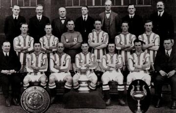 El Huddersfield es un equipo ingl谷s con 112 a?os de historia, en los que ha ganado tres Ligas inglesas y lo hizo adem芍s de manera consecutiva entre 1924 y 1926 (el primer equipo que lo logr車). Actualmente milita en Segunda divisi車n donde tambi谷n jugar芍 la temporada que viene, tras haber logrado la permanencia. Su 迆ltima presencia en la Premier es bastante reciente, entre las temporadas 2017-18 y 2018-19 estuvo en dicha categor赤a, descendiendo en la segunda de ellas. El Huddersfield es un equipo con tres espa?oles a bordo: su entrenador, Carlos Corber芍n, adem芍s de dos jugadores, Pipa, ex del Espanyol y ?lex Vallejo, que ha jugado en el Mallorca, C車rdoba y Fuenlabrada, entre otros.