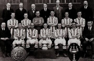 El Huddersfield es un equipo inglés con 112 años de historia, en los que ha ganado tres Ligas inglesas y lo hizo además de manera consecutiva entre 1924 y 1926 (el primer equipo que lo logró). Actualmente milita en Segunda división donde también jugará la temporada que viene, tras haber logrado la permanencia. Su última presencia en la Premier es bastante reciente, entre las temporadas 2017-18 y 2018-19 estuvo en dicha categoría, descendiendo en la segunda de ellas. El Huddersfield es un equipo con tres españoles a bordo: su entrenador, Carlos Corberán, además de dos jugadores, Pipa, ex del Espanyol y Álex Vallejo, que ha jugado en el Mallorca, Córdoba y Fuenlabrada, entre otros.