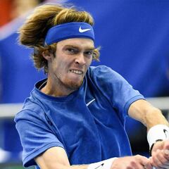 Rublev arrasa a Mannarino en la final de Moscú y reina en casa