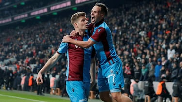 Alexander Sorloth celebra un gol con un compañero.