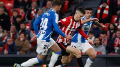 BILBAO, 18/01/2023.- El centrocampista del Athletic Ohian Sancet (c) pelea un balón con los jugadores del Espanyol, Sergi Gómez (i) y Rubén Sánchez en el partido de octavos de final de la Copa del Rey entre Athletic Club y Espanyol, este miércoles en San Mamés. EFE/Miguel Toña
