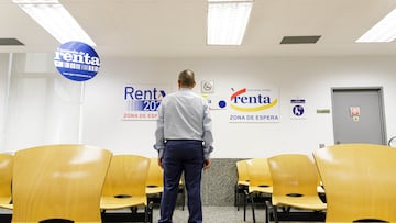 Un hombre espera su turno en la Agencia Tributaria para presentar la declaración de la renta correspondiente al ejercicio de 2022, en la Administración de Hacienda de Montalbán, a 1 de junio de 2023, en Madrid (España). Desde hoy la Agencia Tributaria asiste a los ciudadanos en sus oficinas para la confección y presentación de los documentos. El plazo de presentación de declaraciones finaliza el 30 de junio y las solicitudes de cita previa, tanto para la atención telefónica como presencial, finaliza el 29 de junio. En total, la Agencia Tributaria prevé ingresar 16.448 millones de euros, un 5,6% más respecto al ejercicio anterior, mientras que el importe a devolver caerá un 2,4%, hasta los 9.946 millones.
01 JUNIO 2023;RENTA;DECLARACIÓN RENTA;RENTA 2022;HACIENDA;IMPUESTOS;AGENCIA TRIBUTARIA;
Carlos Luján / Europa Press
(Foto de ARCHIVO)
01/6/2023