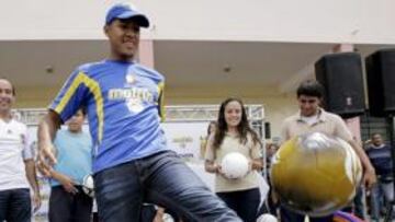 <b>VUELTA AL COLE. </b>Rondón visitó el colegio en el que empezó a jugar.