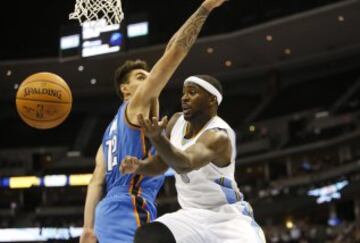 Ty Lawson evita a Steven Adams.