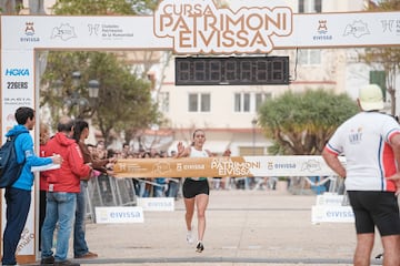 Laura Luengo cruzando la línea de meta.