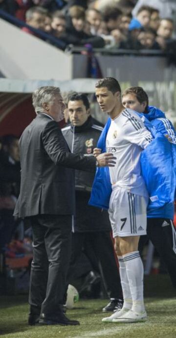 Ancelotti con Cristiano Ronaldo tras ser sustituido.