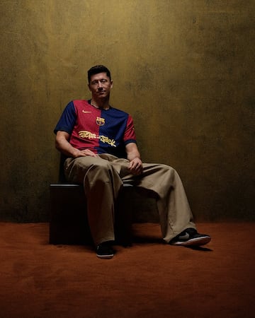 Robert Lewandowski con la nueva camiseta del F¨²tbol Club Barcelona que lucir¨¢ durante el Cl¨¢sico del el pr¨®ximo 11 de mayo.