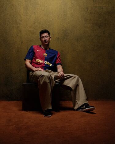 Robert Lewandowski con la nueva camiseta del Fútbol Club Barcelona que lucirá durante el Clásico del  el próximo 11 de mayo.