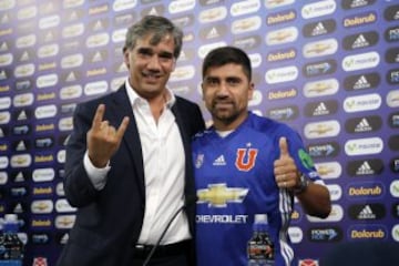 El Fantasista posó con la camiseta de Universidad de Chile en su presentación como nuevo jugador azul.