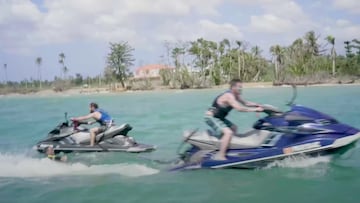 Steve-O y Chris Pontius de Jackass arrancando en direcciones opuestas en Jet Ski, con Michael Vicens-Segura en el agua. 
