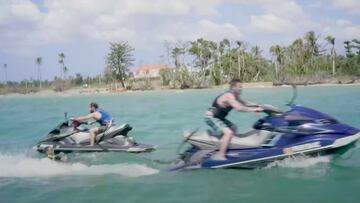 Steve-O y Chris Pontius de Jackass arrancando en direcciones opuestas en Jet Ski, con Michael Vicens-Segura en el agua.
