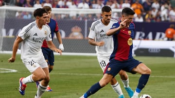 East Rutherford (United States), 03/08/2024.- Robert Lewandowski (R) of FC Barcelona in action during the first half of the Champions Tour Live soccer match between Real Madrid CF and FC Barcelona in East Rutherford, New Jersey, USA, 03 August 2024. EFE/EPA/KENA BETANCUR