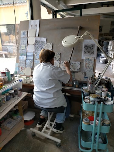 A mano alzada, sin prisa, cada azulejo es diferente.