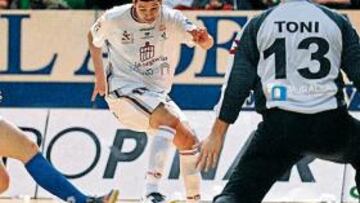 <b>MALA TARDE. </b>Toni recibió ocho goles frente al Caja Segovia.