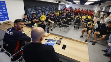 Pablo Martínez junto a Soriano y acompañado de la plantilla del Deportivo en su despedida.