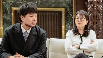 La presidenta del Valencia CF, Lay Hoon Chan y Wee Kiat Lim, miembro del consejo de administraci¨®n e hijo del actual propietario del Club, durante una reuni¨®n que mantuvieron en Valencia.