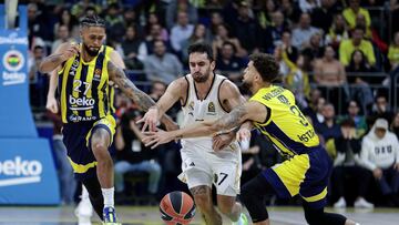 Campazzo, base del Real Madrid, trata de pasar entre Scottie Wilbekin y Tyler Dorsey, del Fenerbahçe.