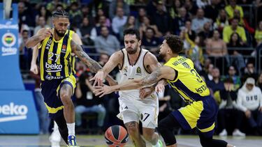 Campazzo, base del Real Madrid, trata de pasar entre Scottie Wilbekin y Tyler Dorsey, del Fenerbahçe.