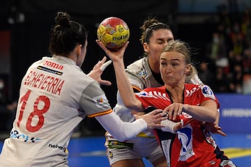 Stine Bredal Oftedal superando a la defensa española.