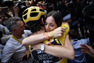 Geraint Thomas abraza a su esposa Sarah-Ellen.