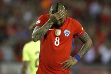 Futbol, Chile vs Venezuela
Eliminatorias al mundial de Rusia 2018
El jugador de la seleccion chilena Arturo Vidal se lamenta tras desperdiciar una ocasion de gol contra Venezuela durante el partido de las clasificatorias al mundial de Rusia 2018 disputado en el estadio Monumental de Santiago, Chile.
28/03/2017
Andres Pina/Photosport
*************
Football, Chile vs Venezuela
Chile's player Arturo Vidal reacts after wasting a chance of goal against Venezuela during the 2018 Russia World Cup qualification match at the Monumental stadium in Santiago, Chile.
28/03/2017
Andres Pina/Photosport