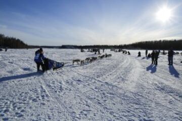 Después del acto ceremonial, ayer comenzó la primera etapa de la carrera de trineos con perros en Willow, Alaska. El viaje será de un total de 1.609 kilómetros.