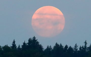 Imagen del eclipse lunar con luna de sangre 2018 desde la localidad de Raisting, cerca de Múnich, Alemania. 