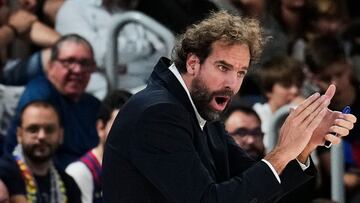 BARCELONA, 22/10/2023.- El entrenador del Fc Barcelona Roger Grimau, durante el partido de Liga Endesa en el Palau blaugrana. EFE/Alejandro García