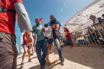 El atleta español Jon Salvador se desvaneció al cruzar la meta del Sahara Marathon, reflejando la dureza de la prueba.