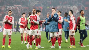 LEVERKUSEN (Germany), 11/03/2026.- Players of Arsenal greet their supporters after the UEFA Champions League Round of 16 1st leg match Bayer 04 Leverkusen against Arsenal FC, in Leverkusen, Germany, 11 March 2026. (Liga de Campeones, Alemania) EFE/EPA/CHRISTOPHER NEUNDORF