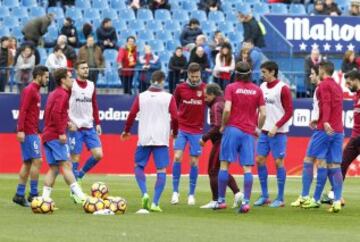 El Atlético durante el calentamiento.
