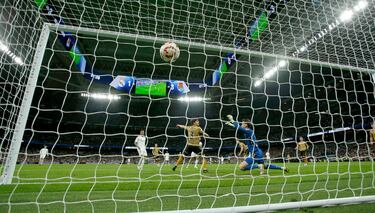 línea de fondo y pone un pase para que llegue Jude Bellingham y remate de cabeza superando a Álex Remiro.