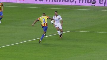 El Madrid reclamó un penalti que no era por mano de Vezo