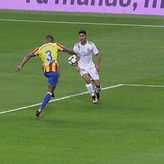 El Madrid reclamó un penalti que no era por mano de Vezo