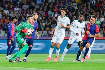 Iñaki Peña con el balón entre las manos tras un ataque del  Getafe.