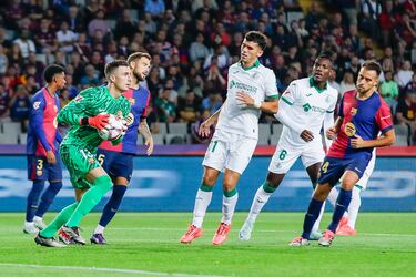 Iñaki Peña con el balón entre las manos tras un ataque del  Getafe.