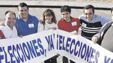 <b>¡ELECCIONES YA! </b>Los peñistas quieren elecciones. han hecho más de 1.500 pegatinas con ese eslogan.