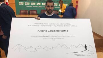 Jon Zerain posa con un cartel del homenaje a Alberto Zerain por parte del ayuntamiento de Vitoria-Gasteiz.