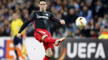 Aduriz remata para marcar el único gol del partido.