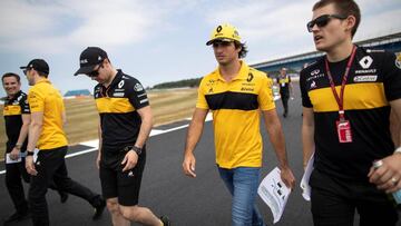 Carlos Sainz reconociendo ayer la pista con su equipo.