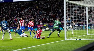 3-1. João Félix marca el tercer gol.