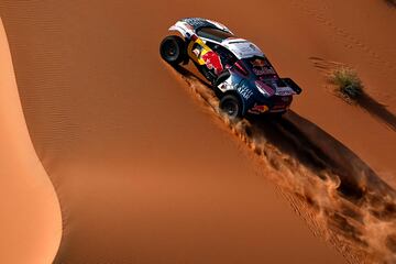 Nasser Al-Attiyah y Mathieu Baumel durante la sexta etapa del Rally Dakar con un recorrido en Shubaytah, en pleno en Empty Quarter, en Arabia Saudí.