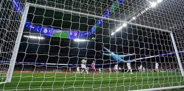 1-1. Julin ?lvarez se zafa de Eduardo Camavinga en el lateral izquierdo, se mete en rea blanca y con la pierna derecha, dispara al palo largo de Thibaut Courtois para poner la igualada en el marcador.