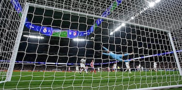 1-1. Julián Álvarez se zafa de Eduardo Camavinga en el lateral izquierdo, se mete en área blanca y con la pierna derecha, dispara al palo largo de Thibaut Courtois para poner la igualada en el marcador.