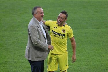 Cazorla unveiled by Villarreal with bizarre magic stunt