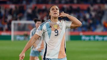 VALENCIA, 21/02/2025.- La jugadora de la selección española, Cristina Martín-Prieto, celebra el tercer gol del combinado español durante el encuentro correspondiente a la fase de grupos de la Liga de Naciones de la UEFA que han disputado hoy viernes España y Bélgica en el estadio Ciutat de València. EFE/ Ana Escobar