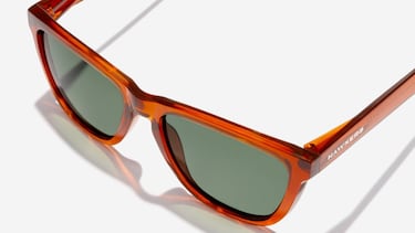 No son unas Ray-Ban Wayfarer, pero se parecen: las gafas de Hawkers marrones y con cristales verdes que arrasan